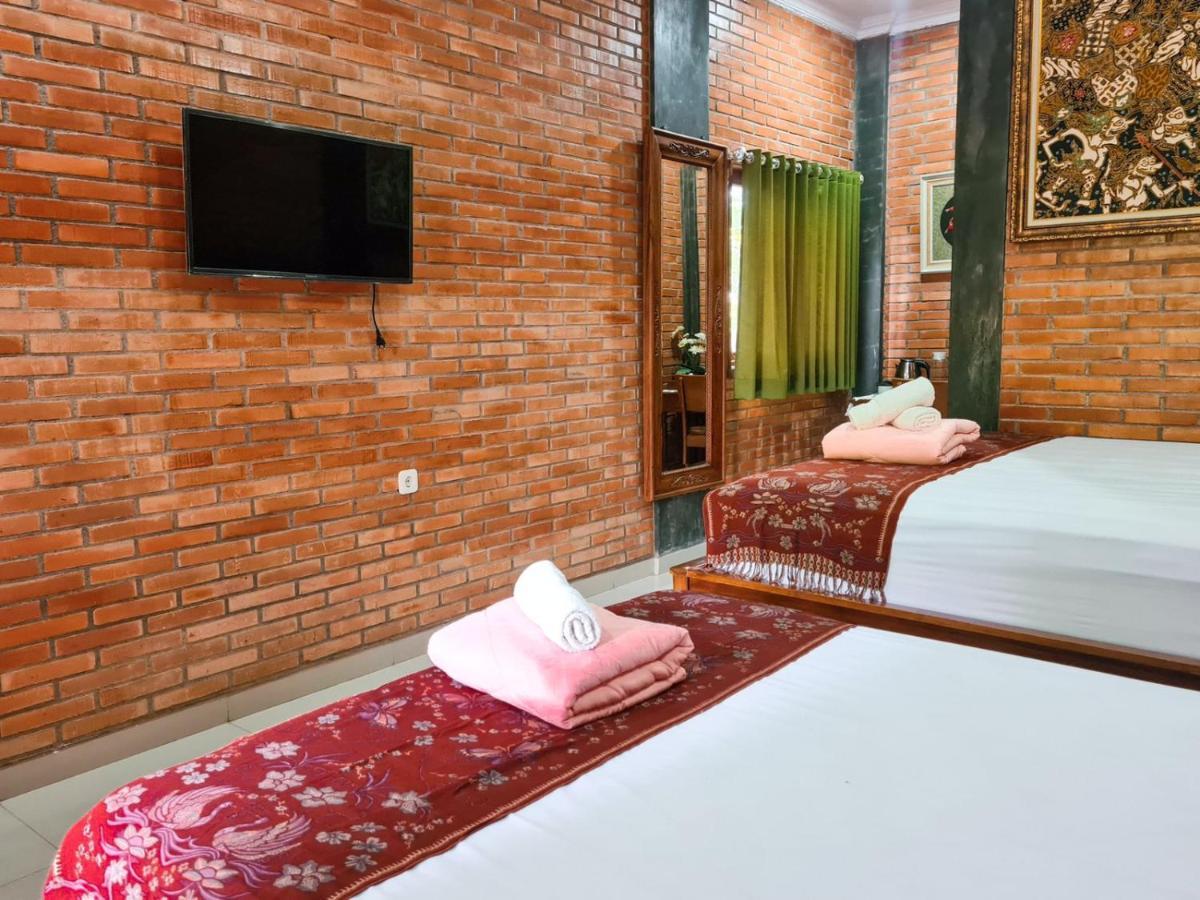 Ndalem Suryo Saptono Guest House Tugu Extérieur photo