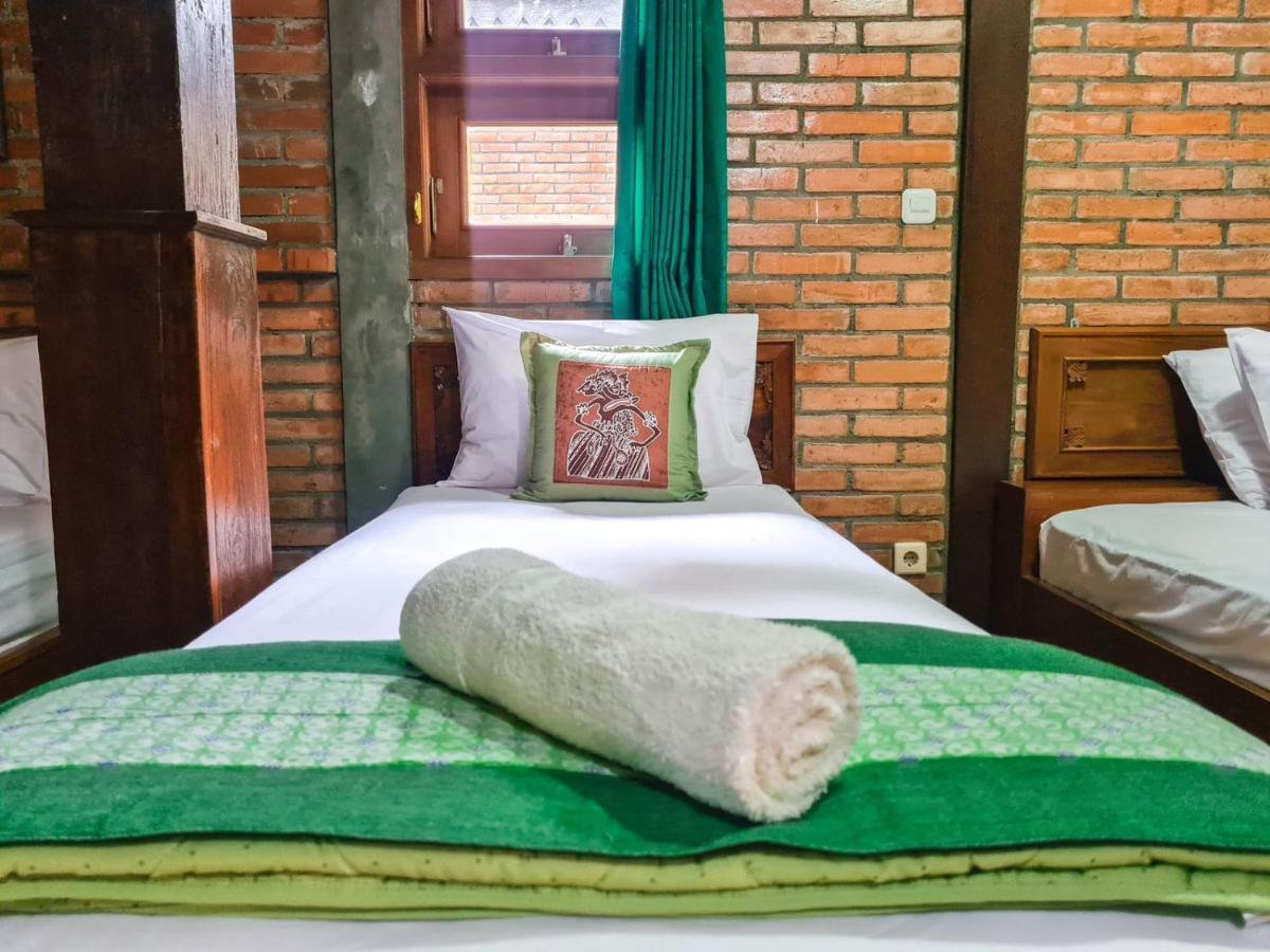 Ndalem Suryo Saptono Guest House Tugu Extérieur photo