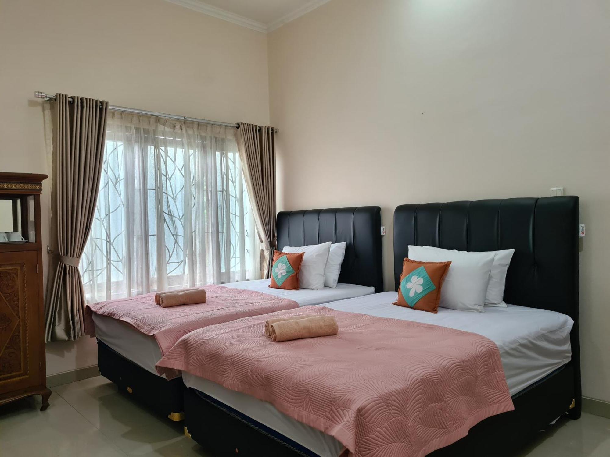 Ndalem Suryo Saptono Guest House Tugu Extérieur photo