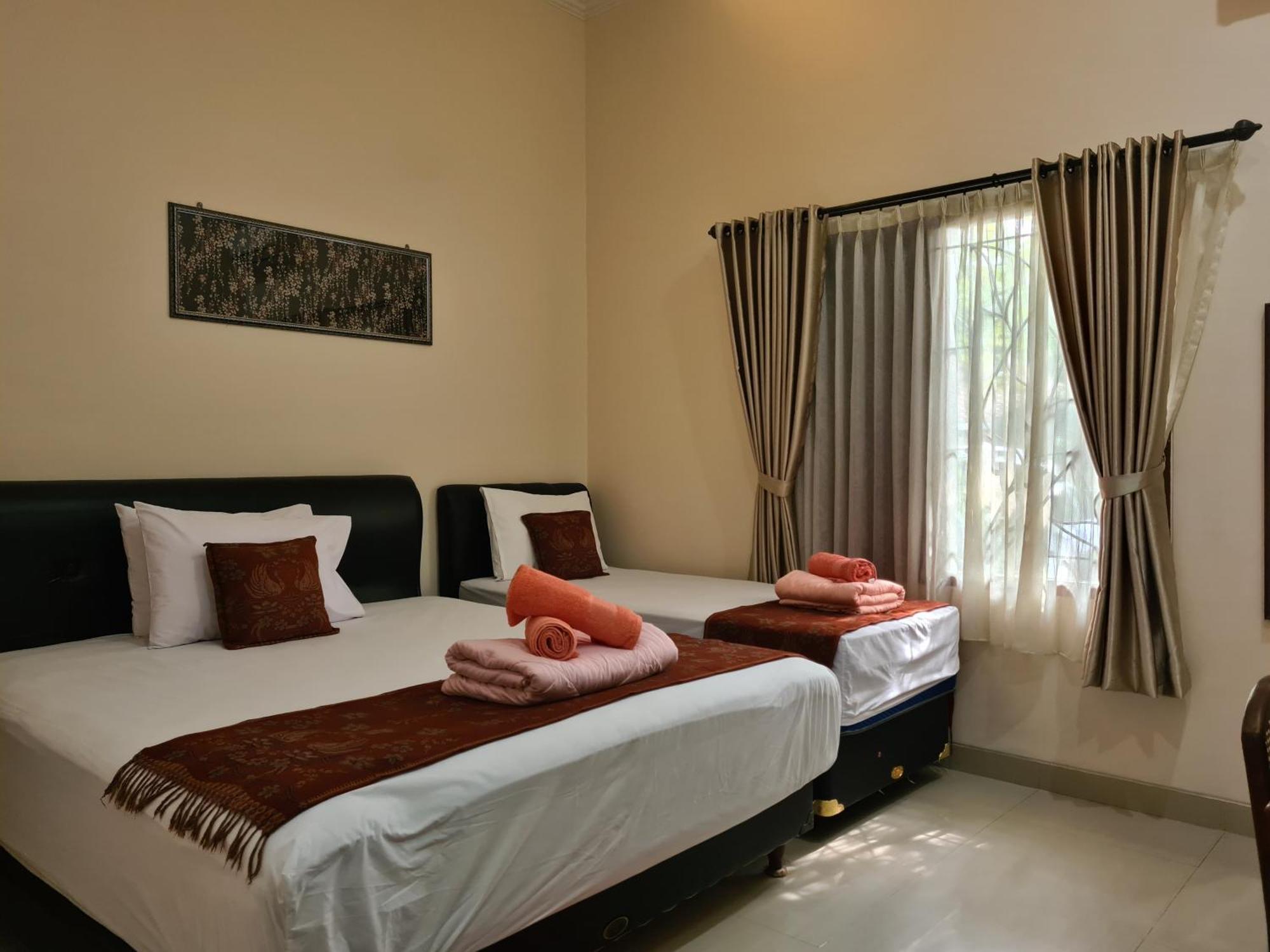 Ndalem Suryo Saptono Guest House Tugu Extérieur photo